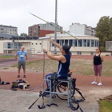 el exatleta gustavo dacail lanzando la jabalina en silla de ruedas