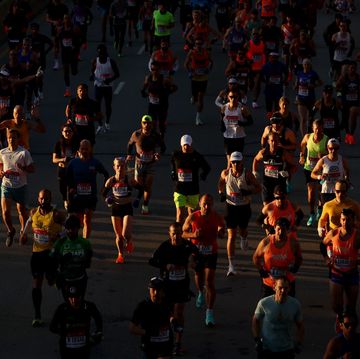 2022 Chicago Marathon a beam of light hits a group of runners in the 2022 chicago marathon