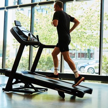 RWD runner doing an incline treadmill workout