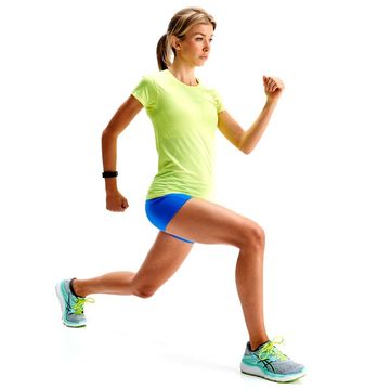model doing a walking lunge 