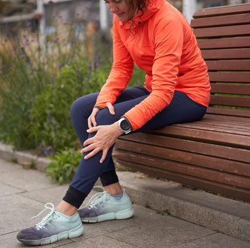 women holding leg, iliotibial Band Syndrome symptoms and treatment women holding leg, iliotibial band syndrome symptoms and treatment
